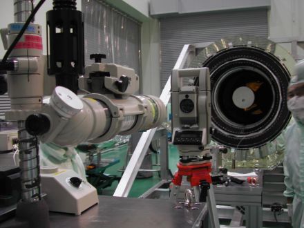 写真1：望遠鏡をのぞき込む測定装置
